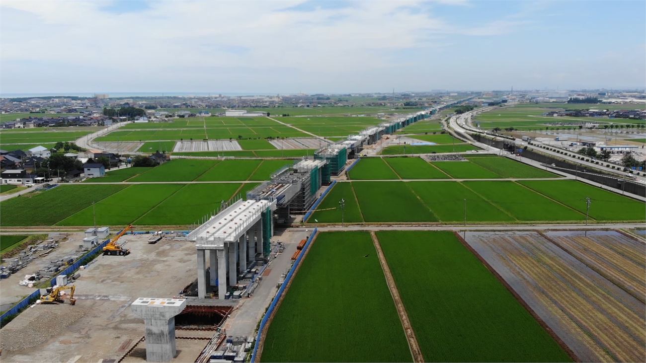 田園を横切る建設中の高架橋の空撮