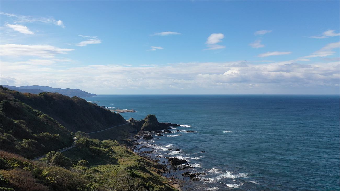 曽々木海岸の岩礁の海岸線の空撮