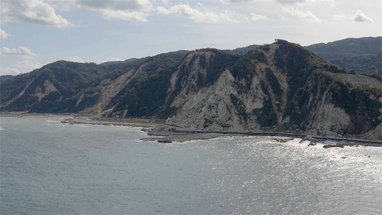 能登半島地震で隆起した海岸線の空撮